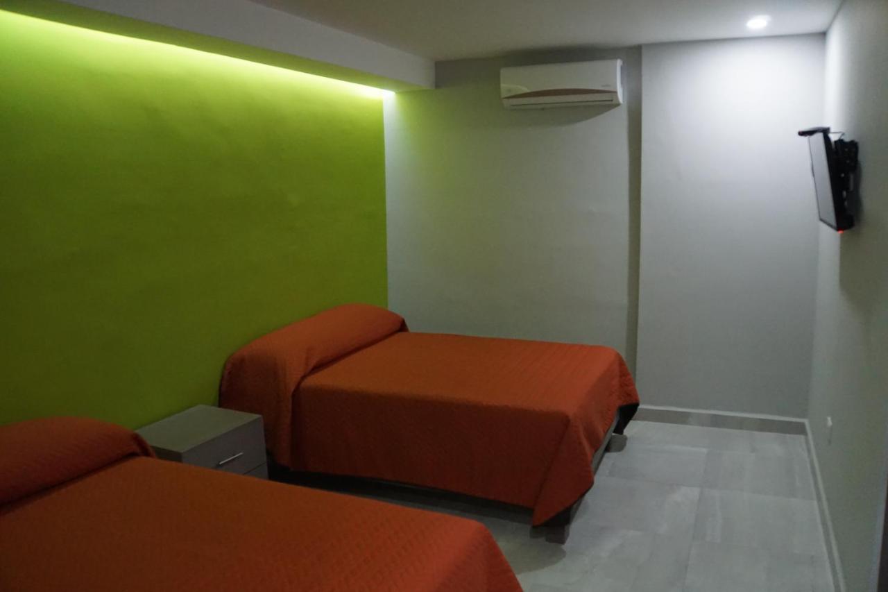 מונטריי Hotel Hc Express מראה חיצוני תמונה