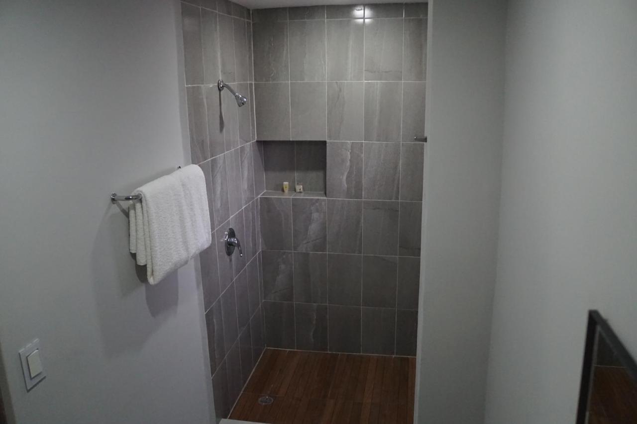 מונטריי Hotel Hc Express מראה חיצוני תמונה